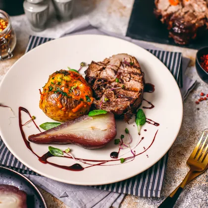 Томленая свиная шея с картофелем и пьяной грушей — курс «Много мяса»