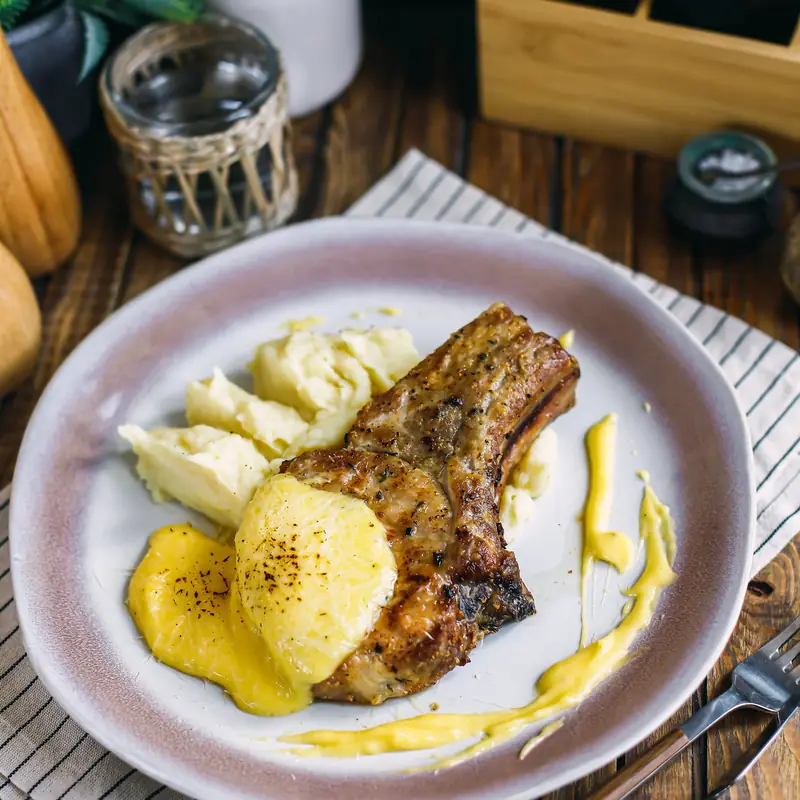 Свиная корейка с травами, соусом голландез и пюре из корня сельдерея — курс «Много мяса»