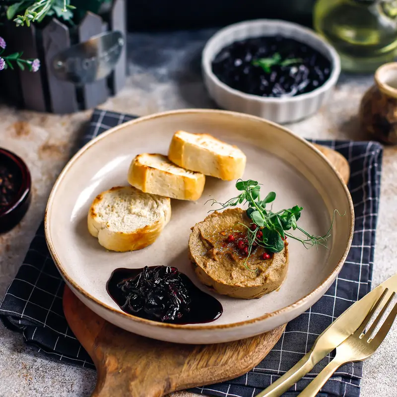 Паштет из печени цыплёнка с луковым конфитюром и хрустящими гренками — курс «Много птицы»