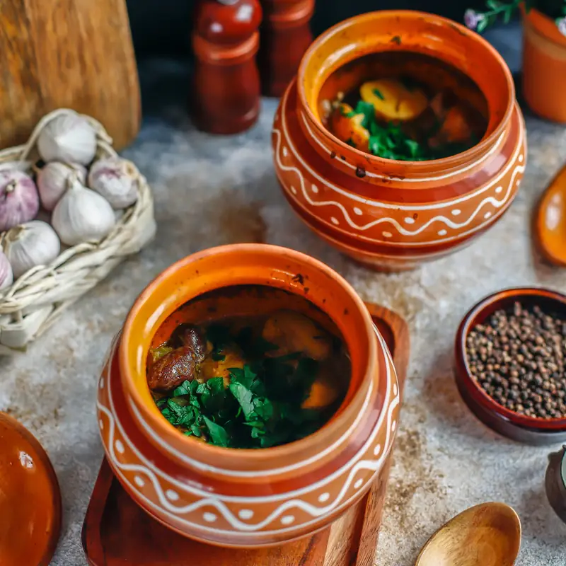 Куриные сердечки, тушённые в сливках с овощами, в горшочке — курс «Много птицы»