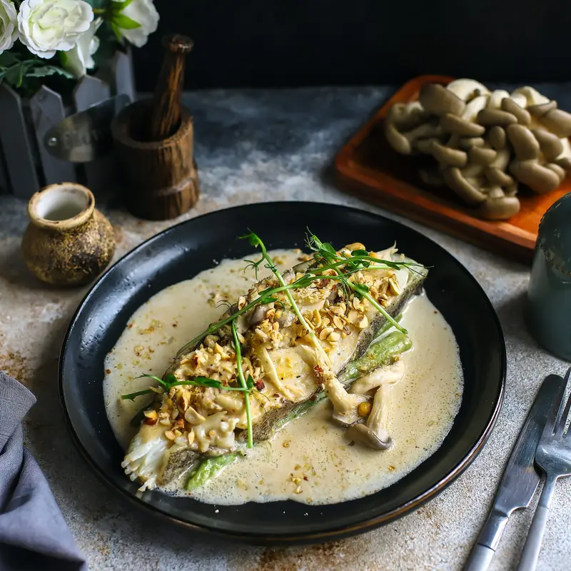 Стейк из палтуса с кокосовым соусом, спаржей и фундуком — курс «Рыба и морепродукты»
