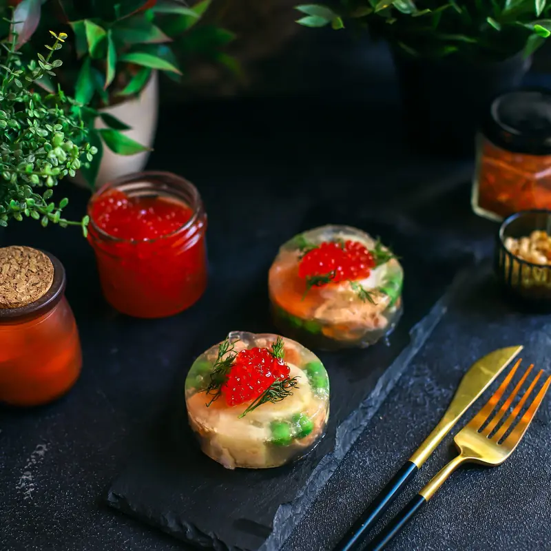 Заливной судак с зелёным горошком и красной икрой — курс «Рыба и морепродукты»